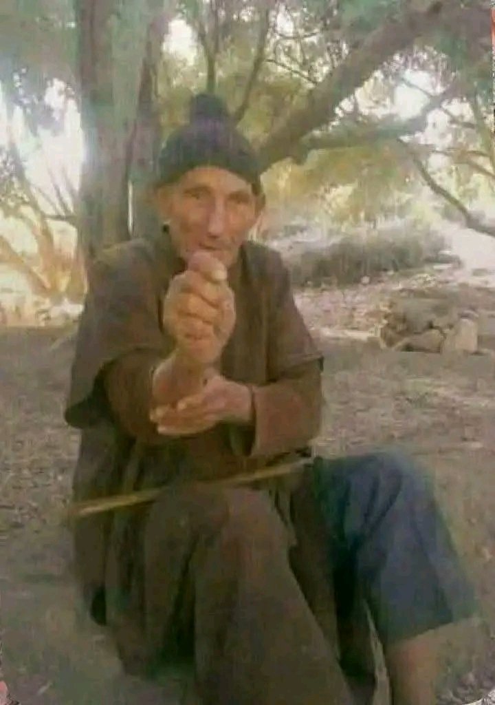 تخيل، غير تخيل، ولد صغير مشا عند الدرك الملكي باش اقول لهم راه تكرفصو عليا 14 واحد و اجريو عليه و اقولوا ليه سير فحالك!! اش من ثقة باقي فشي مؤسسة او الدولة