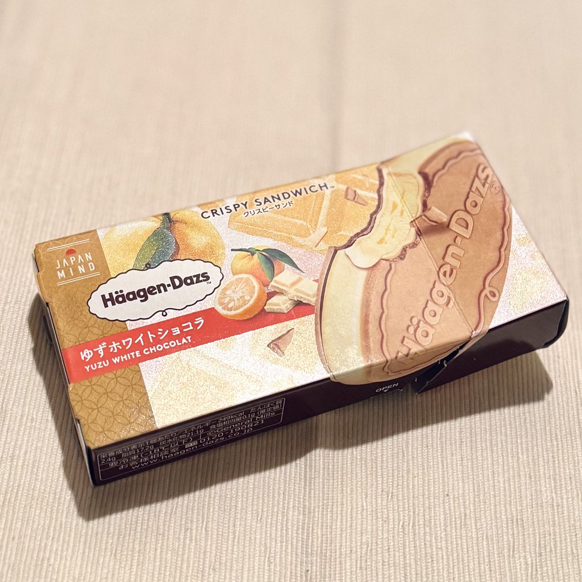 今日発売のゆずホワイトショコラ。ホワイトチョコで甘いのかと思いきやゆず主体。ゆずの酸味とビターさ強めでめっちゃいい。クリスピーサンドのサクサクパリパリ大好き 美味しかった