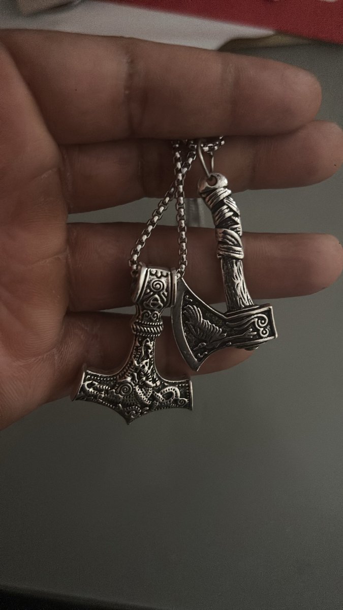 bolu_ay's tweet image. Bought these chains and realized I probably can’t wear them in Nigeria or in general because I’m not a #Member