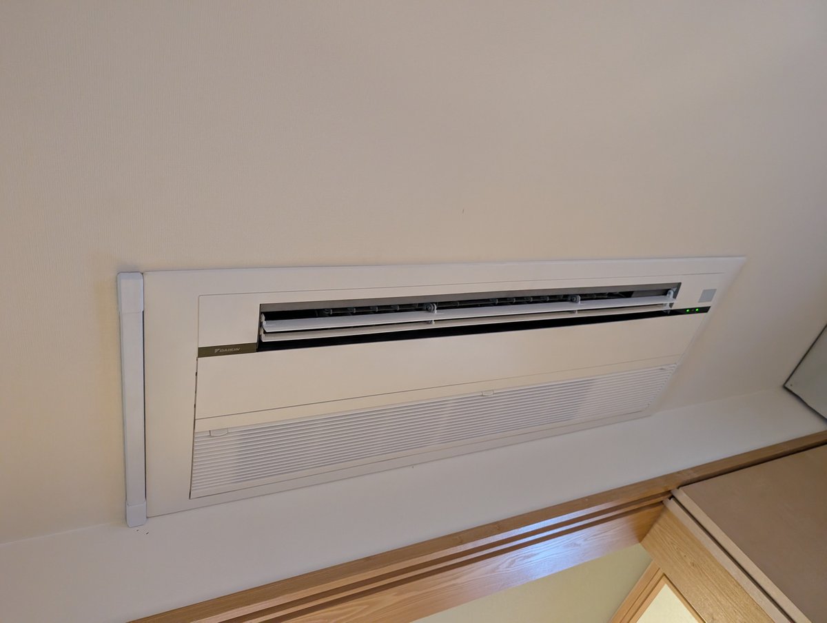 K2tech_AC's tweet image. 先日は天井カセットエアコンの3台マルチ。
１日で完工致しました！

既設を外したら梁が邪魔で位置をずらさないといけず、、、天井開口がこんにちは〜🤗したので、急きょ化粧パネルを工夫しました👍

#エアコン工事 
#ハウジングエアコン
#マルチエアコン 
#天カセエアコン