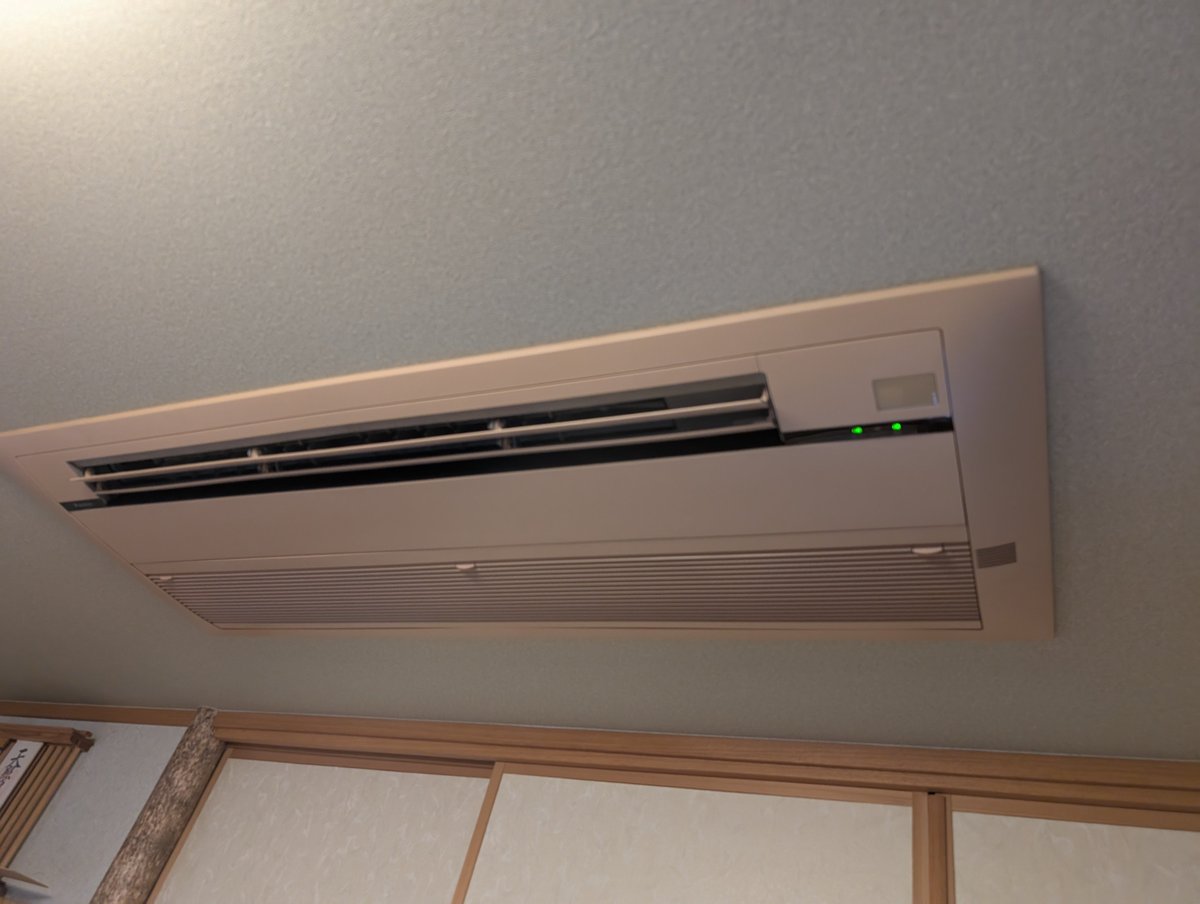 K2tech_AC's tweet image. 先日は天井カセットエアコンの3台マルチ。
１日で完工致しました！

既設を外したら梁が邪魔で位置をずらさないといけず、、、天井開口がこんにちは〜🤗したので、急きょ化粧パネルを工夫しました👍

#エアコン工事 
#ハウジングエアコン
#マルチエアコン 
#天カセエアコン