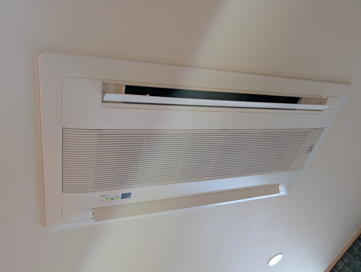K2tech_AC's tweet image. 先日は天井カセットエアコンの3台マルチ。
１日で完工致しました！

既設を外したら梁が邪魔で位置をずらさないといけず、、、天井開口がこんにちは〜🤗したので、急きょ化粧パネルを工夫しました👍

#エアコン工事 
#ハウジングエアコン
#マルチエアコン 
#天カセエアコン