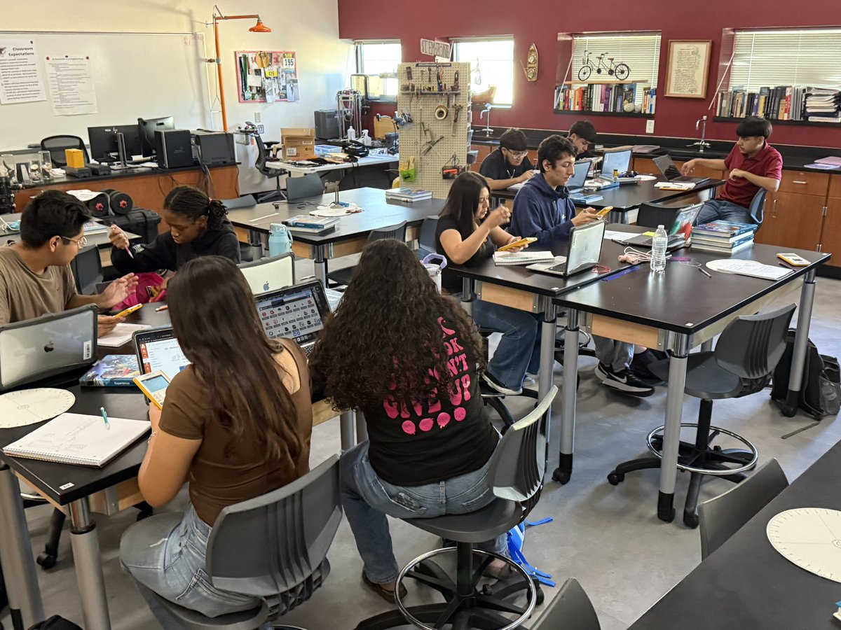 mannydlc2's tweet image. My kiddos are in great hands with Dr. Gonzalez teaching #OnRamp Physics.
✅100% student engagement
✅Standards aligned LO &amp;amp; success criteria
✅Teacher monitors &amp;amp; assesses mastery of skill
#ElevateEverything