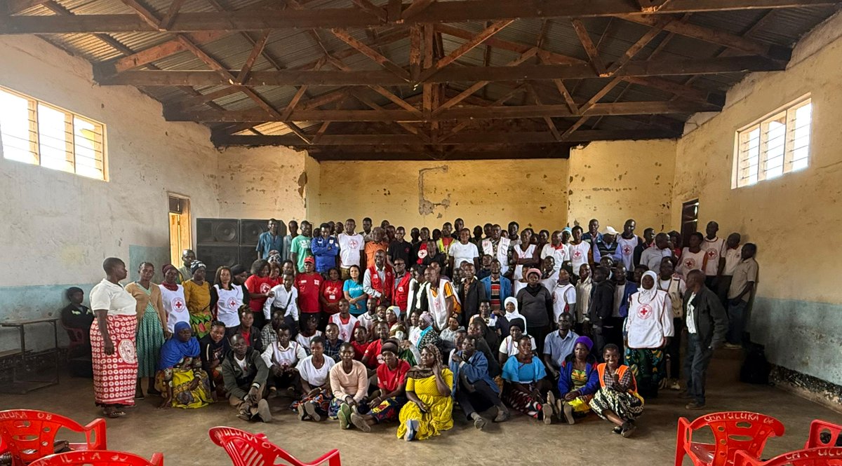On #WorldHumanitarianDay, we stood with <a href="/MalawiRedCross/">Malawi Red Cross Society</a>  volunteers — real heroes on the frontlines of cholera, floods, and cyclones. 💙
Their stories inspire us to reflect on how <a href="/UNICEFMalawi/">UNICEF Malawi</a> can better support their life-saving work.
#ForEveryChild #WorldHumanitarianDay2025 #