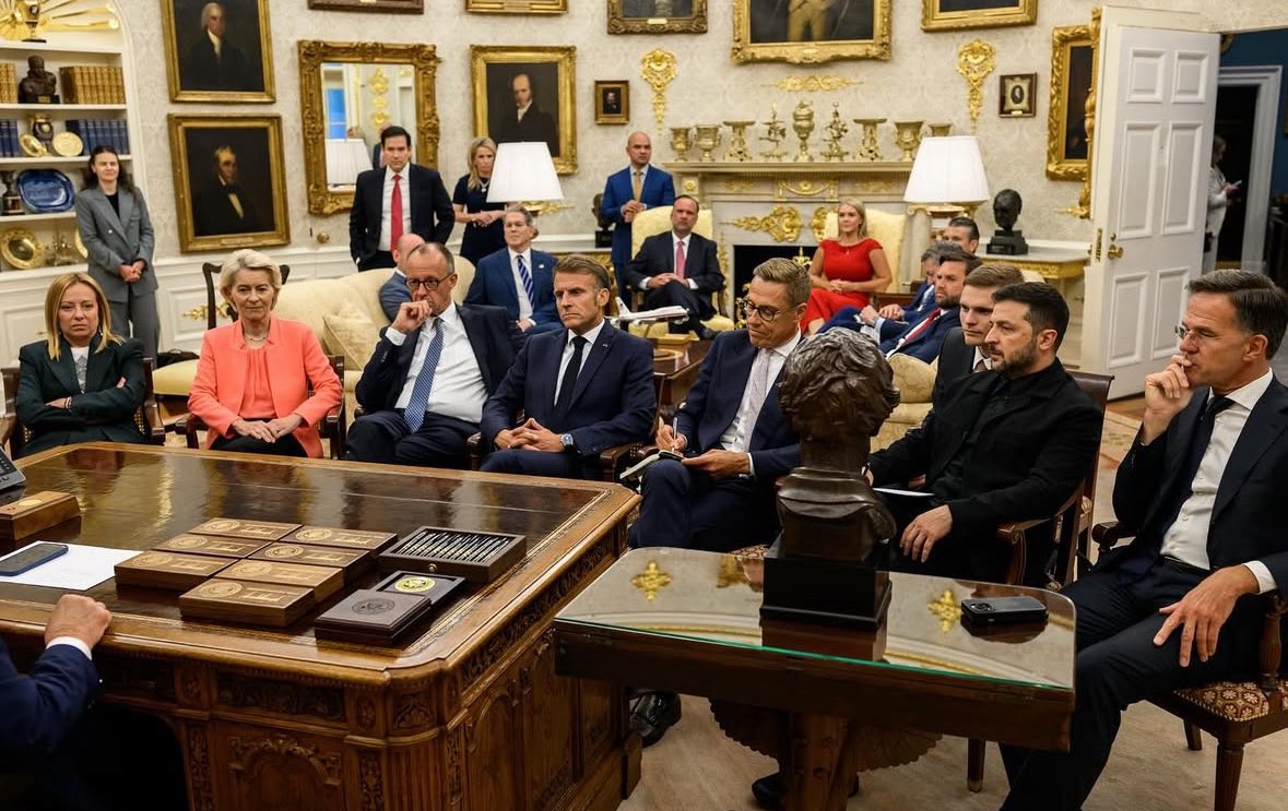 Dites-vous que la clique européiste/mondialiste (appelez là comme vous voulez) ne voit pas le problème de cette photo, et pire que cela, elle s’en félicite.

Être soumis est un métier.