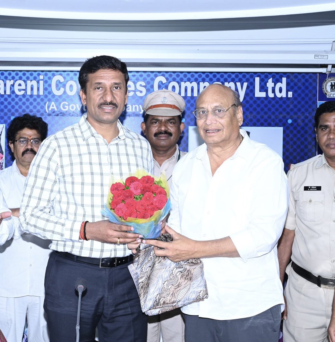 సింగరేణి చరిత్రలో మరో సువర్ణ అధ్యాయం

కర్ణాటకలోని దేవదుర్గ్ ప్రాంతంలో బంగారం, రాగి గనుల అన్వేషణ లైసెన్స్‌ను సాధించిన సింగరేణి . 

శుభాకాంక్షలు తెలిపిన , INTUC సెక్రటరీ జనరల్ శ్రీ జనక్ ప్రసాద్ గారు. 

కాంగ్రెస్ ప్రభుత్వం ఏర్పడిన తర్వాత సింగరేణి కేవలం అత్యధిక ఉత్పత్తి, సరఫరా