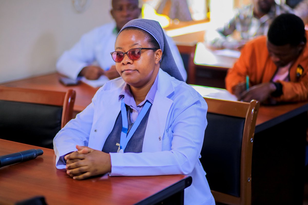 BugandoC's tweet image. Hospitali ya Rufaa ya Kanda Bugando inaendesha mafunzo ya tiba shufaa (palliative care) kwa wafanyakazi wa Idara ya saratani katika kuhakikisha inaboresha maisha ya wagonjwa wanaosumbuliwa na magonjwa ya muda mrefu ikiwemo ugonjwa wa saratani.