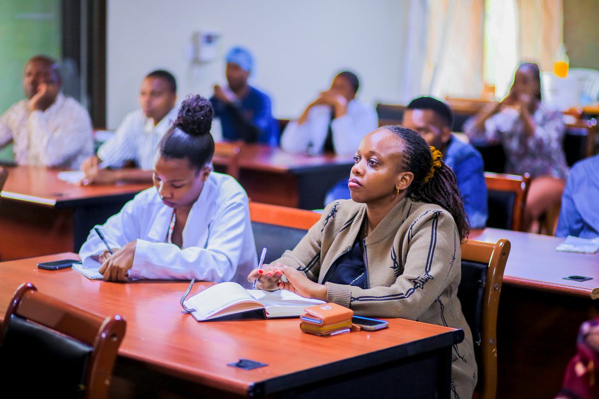 BugandoC's tweet image. Hospitali ya Rufaa ya Kanda Bugando inaendesha mafunzo ya tiba shufaa (palliative care) kwa wafanyakazi wa Idara ya saratani katika kuhakikisha inaboresha maisha ya wagonjwa wanaosumbuliwa na magonjwa ya muda mrefu ikiwemo ugonjwa wa saratani.