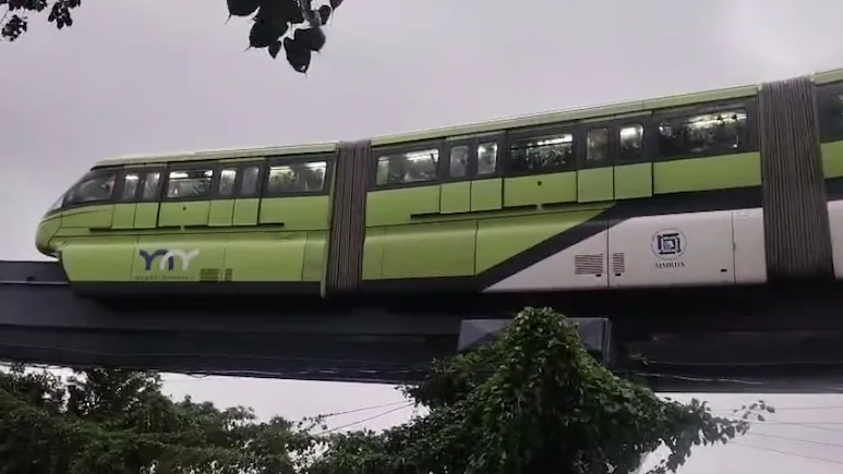 OrissaPOSTLive's tweet photo. A monorail train broke down in Mumbai this evening amid heavy rain, leaving nearly 100 passengers stranded for over an hour. MMRDA said the elevated train got stuck due to a minor power supply issue.
#MumbaiRains #Monorail #MMRDA #CommuteUpdate https://t.co/QydZHnx9HP