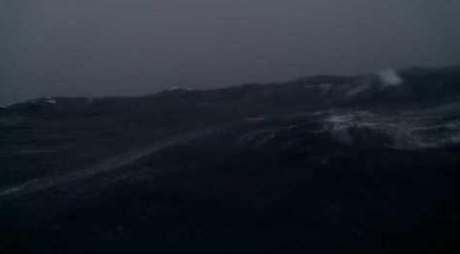 MattDevittWX's tweet image. Buoy 41047 will be the one to watch in the Atlantic for getting the dirty side of #Erin today. Here's a recent image of the wave action while gusting between 50 - 60 mph already. You can follow here: ndbc.noaa.gov/station_page.p…