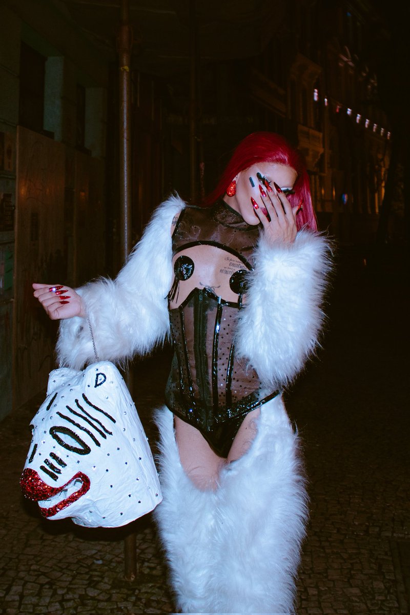 Em pensar que meu look de la ursa, eu ia de plug anal... Será que ia ter esse bafafá todo? 🤔