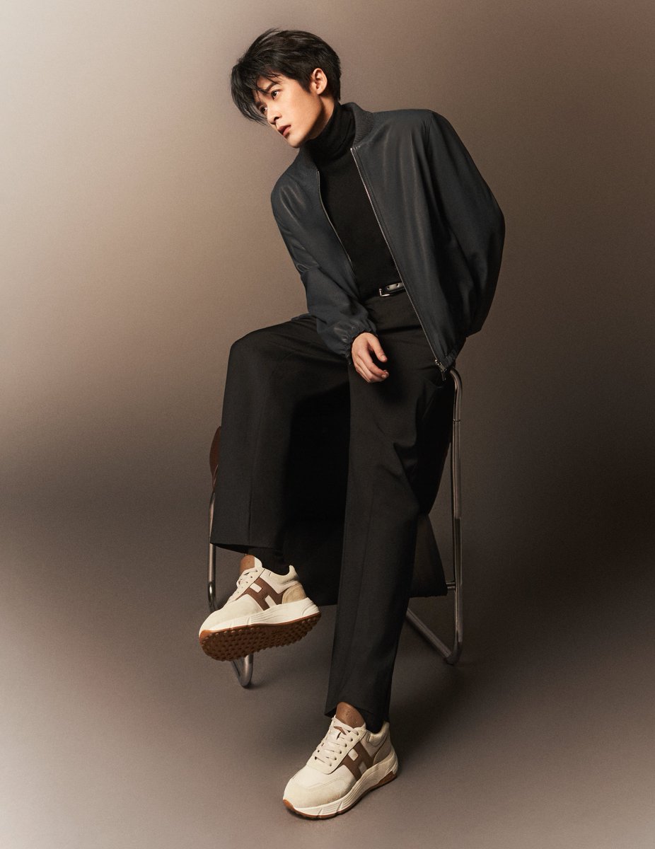 HoganBrand's tweet photo. In layered textures and considered lines, HOGAN Global Brand Ambassador JC-T 檀健次 TAN JIAN CI reflects the mood of the season. #HOGAN

Discover the HOGAN Fall-Winter 2025/2026 Collection at https://t.co/9mkARBv5pM https://t.co/DjDkoCjWMf