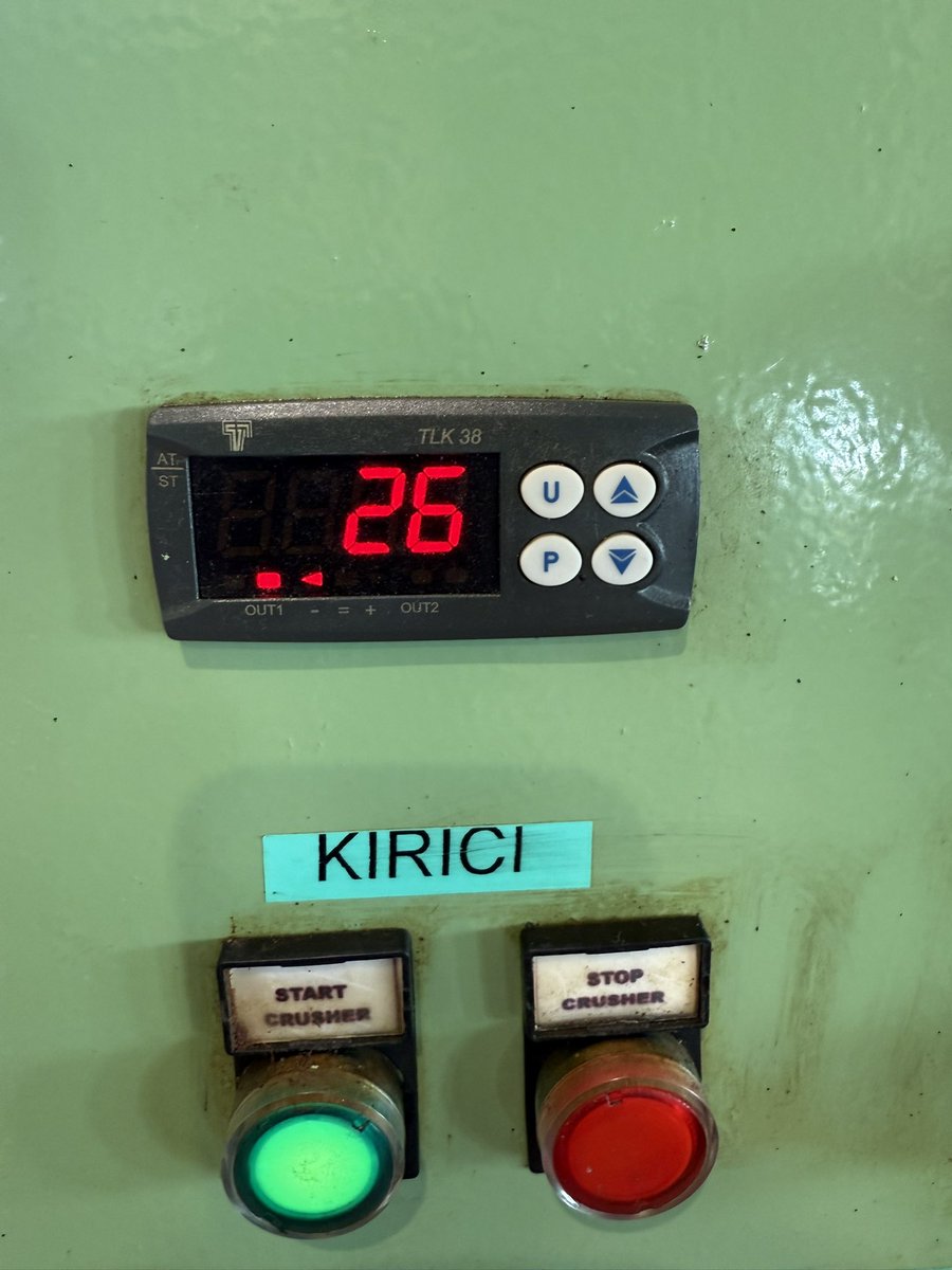 onurmeral's tweet photo. Anlık şöyle bir şey sıkıyoruz…🥰
#hasat
#oliveharvest
#extravirginoliveoil
#coldpress https://t.co/RkOXCGuwWb