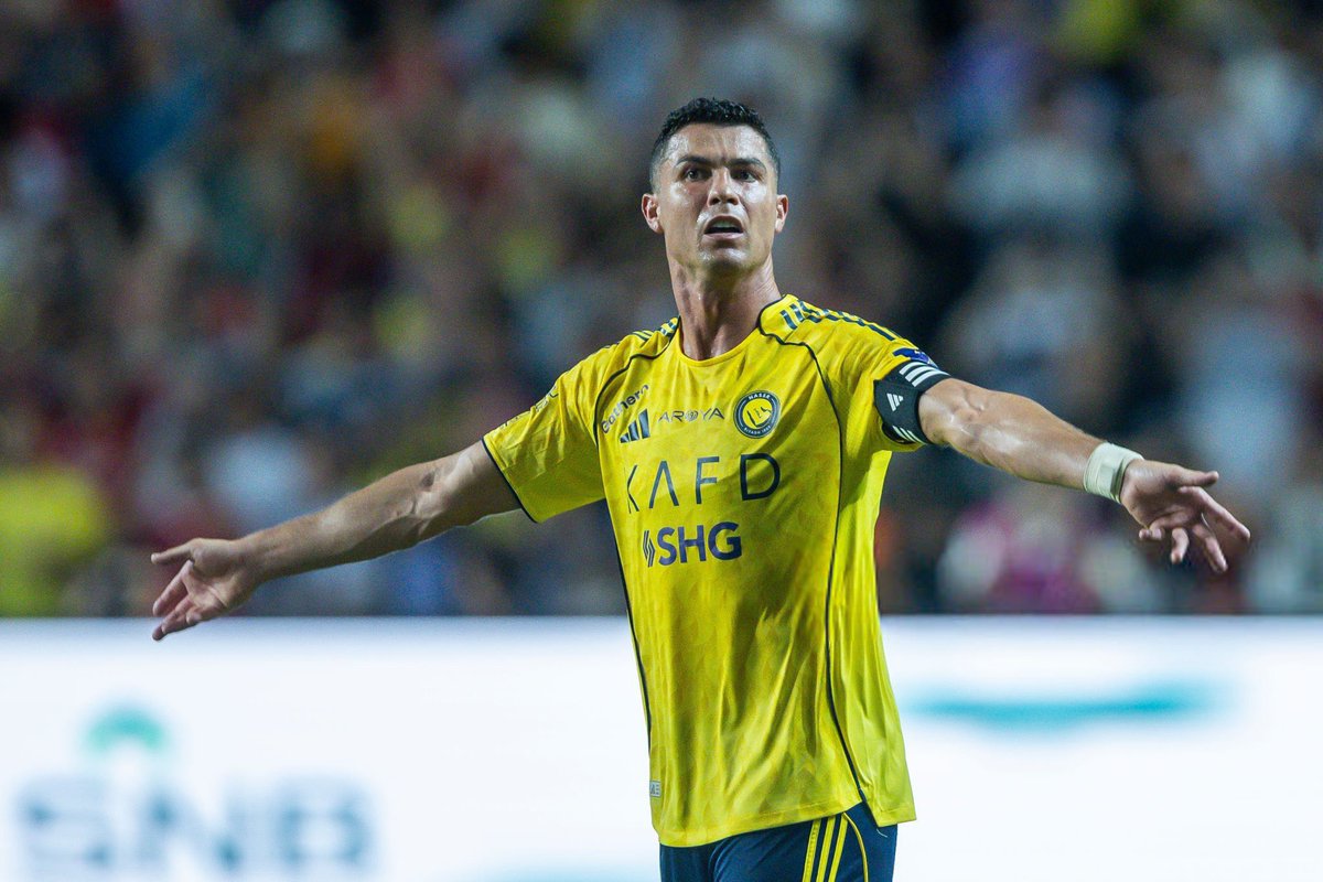 🚨 — حسن العيدروس:

نصف الشغف في كرة القدم يمتلكه رونالدو 💛