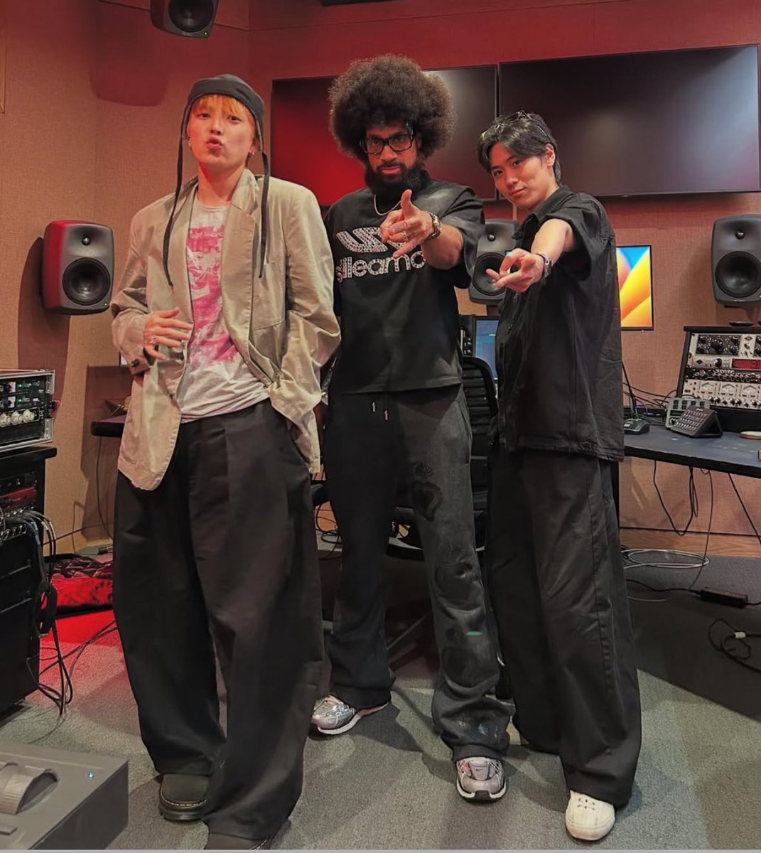 WORLD STOPPPP because do you see that caption ?!?? are we finally getting demjointz x ateez ?!??? after three meet ups ?!??