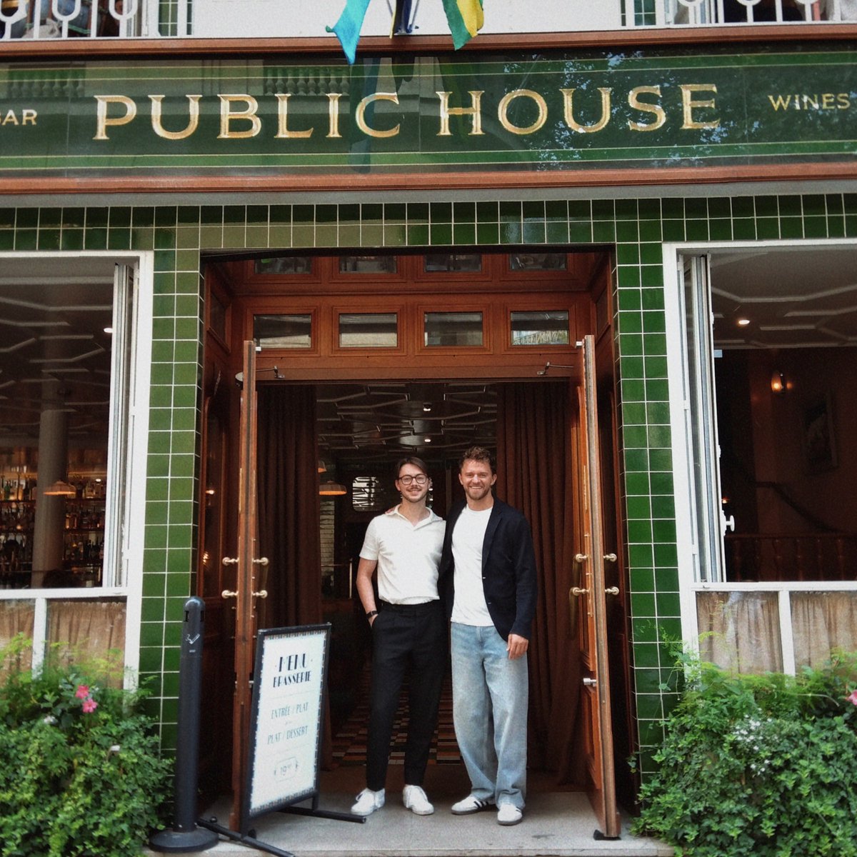 Great lunch with one of our OG <a href="/MentorPass/">MentorPass</a> clients today in Paris.

So great hearing about huge impact our mentors have had helping his brand go from $0 to $1m months.

<a href="/thomas_bensonn/">Thomas | eCom 🏆</a>