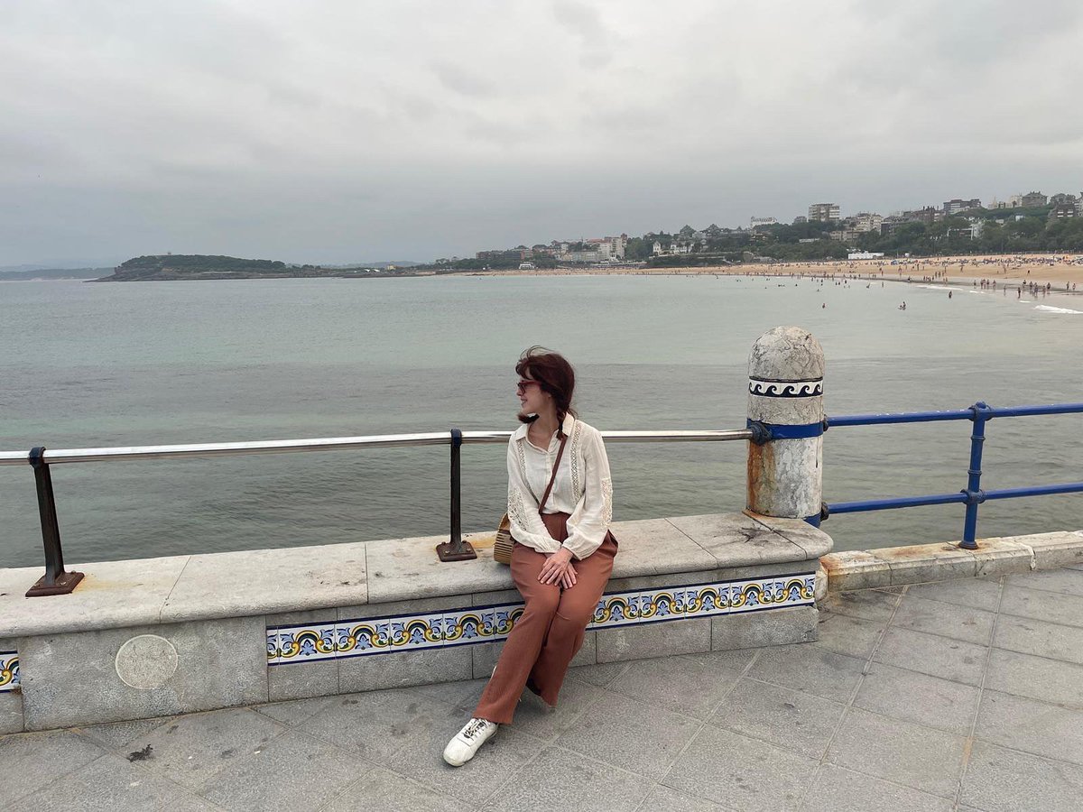 «Serán las aguas grises mi escudo
y no habrá que luchar.
Si muero que me dejen a solas.
El mar es mi jardín.
Oiré la melodía del viento,
la misteriosa voz.
Y cuando
la noche empiece a arder,
Soñando, sollozando, cantando,
yo volveré a nacer».
José Hierro

📷 EM
#Santander