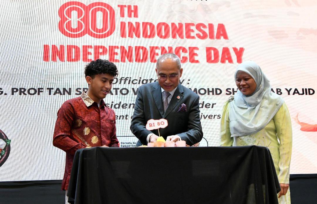 Mohd Shukri Ab Yajid (@mohdshukriyajid) on Twitter photo Had the joy of officiating the closing of <a href="/MSUmalaysia/">🌺 MSU Malaysia</a> Nusantara Fest 2025 by our Indonesian Students Association, in conjunction with the 80th Indonesian Independence Day. Such a wonderful celebration of diversity, unity, and the global spirit of #MSUrians from 75+ countries! Had the joy of officiating the closing of <a href="/MSUmalaysia/">🌺 MSU Malaysia</a> Nusantara Fest 2025 by our Indonesian Students Association, in conjunction with the 80th Indonesian Independence Day. Such a wonderful celebration of diversity, unity, and the global spirit of #MSUrians from 75+ countries!