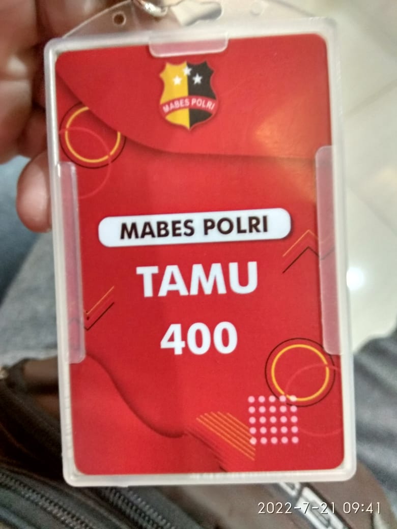 Jeejulio1's tweet photo. @DokterTifa Kata yang jual ijazah juga jangan sering diperlihatkan ijazah nya.. Eh malah diupload di sosmed. Bikin Repot kamneg kan...padahal bukan demi keamanan negara.. Tapi demi Mulyono doang.. Beking tambang gimana kabarnya nih.. Kok jadi macet di @KejatiDki...ya @DivHumas_Polri 😅😂🤣 https://t.co/LTCOqmKjU4