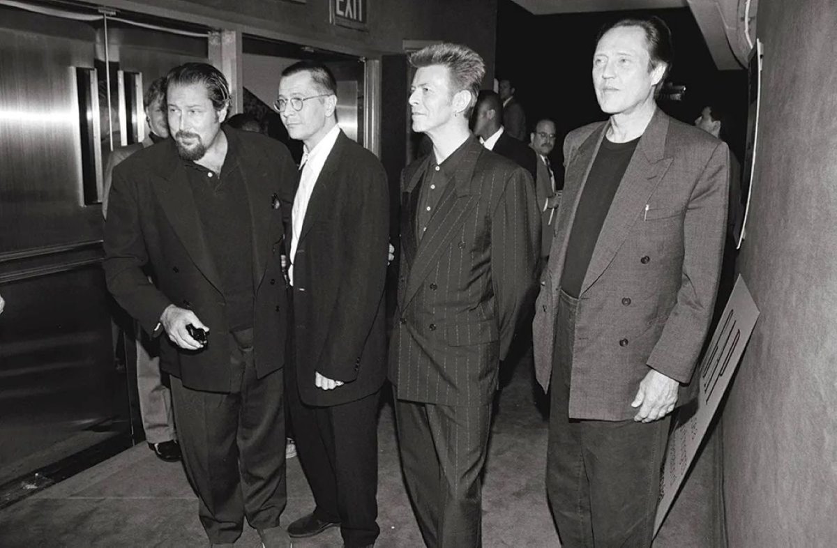 Claudestar2012's tweet image. #JulianSchnabel, #GaryOldman, #DavidBowie, and #ChristopherWalken attend the local premiere of "Basquiat" at the Paris Theater in New York City on July 31, 1996. (Photo by Nick Haddow/Penske Media via Getty Images).