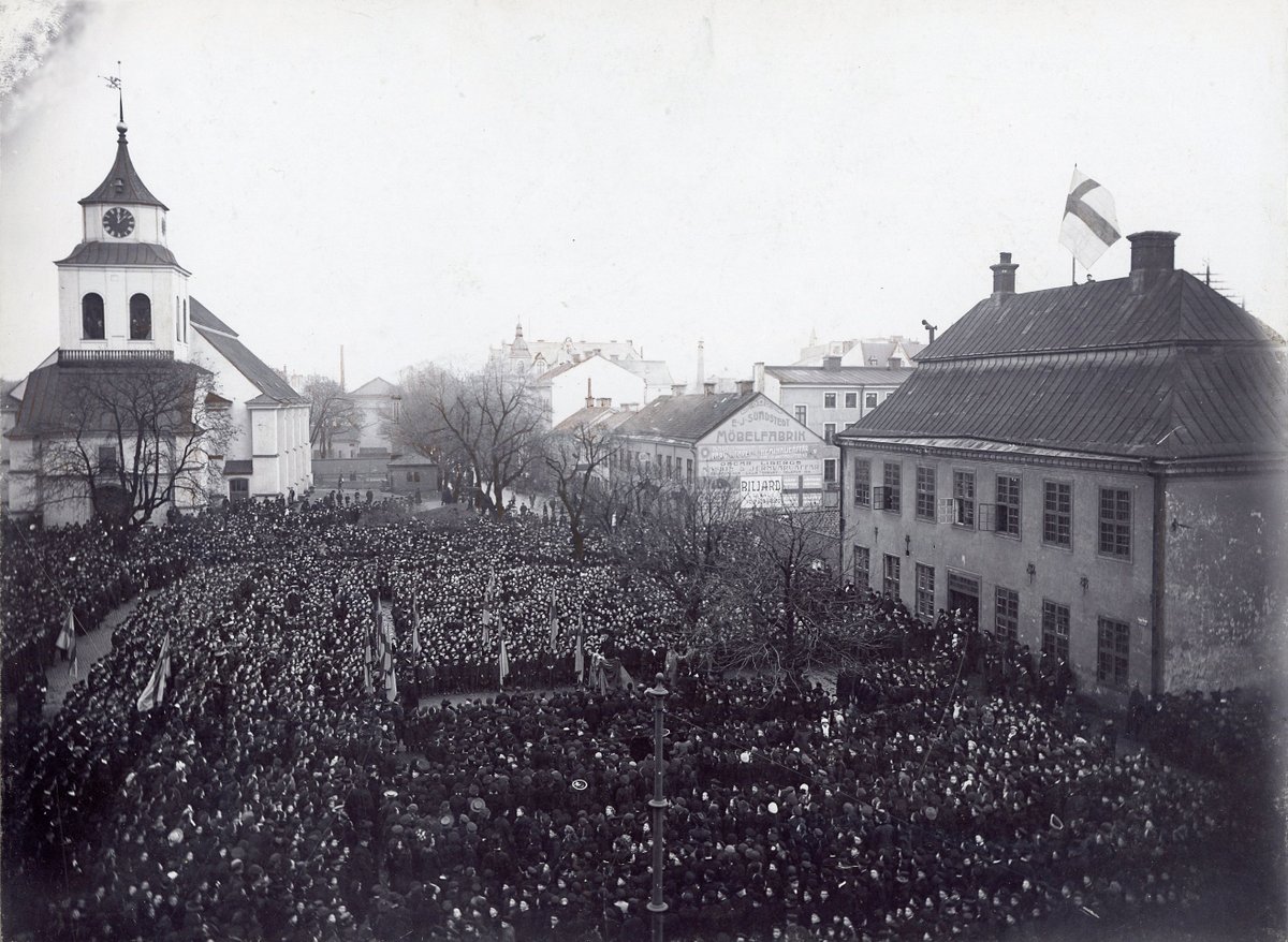 I början av 1600-talet lät hertig Johan anlägga ett nytt torg i Norrköping. Tyska torget kom med tiden att bli staden politiska och ekonomiska centrum. Peter Kristensson guidar där 31/8 och berättar om platsens och husens historia. klingsbergsforlag.se/guidning-tyska… #norrköpingshistoria