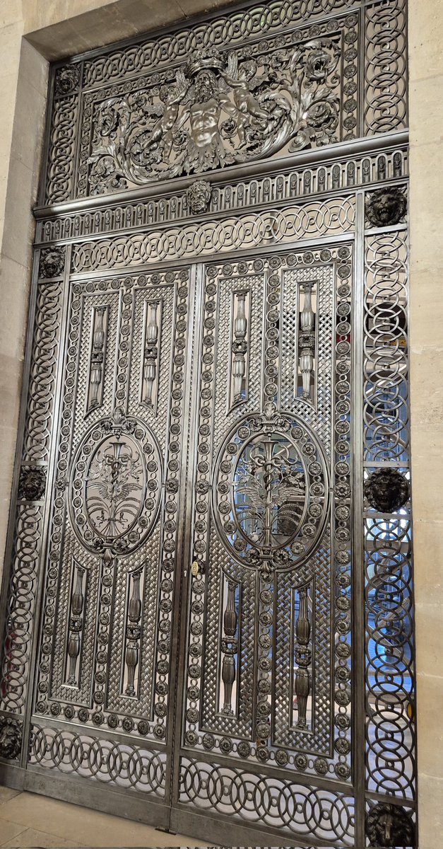 Bir hazin hızla uzaklaşıyor her şey.
Şükrü Erbaş