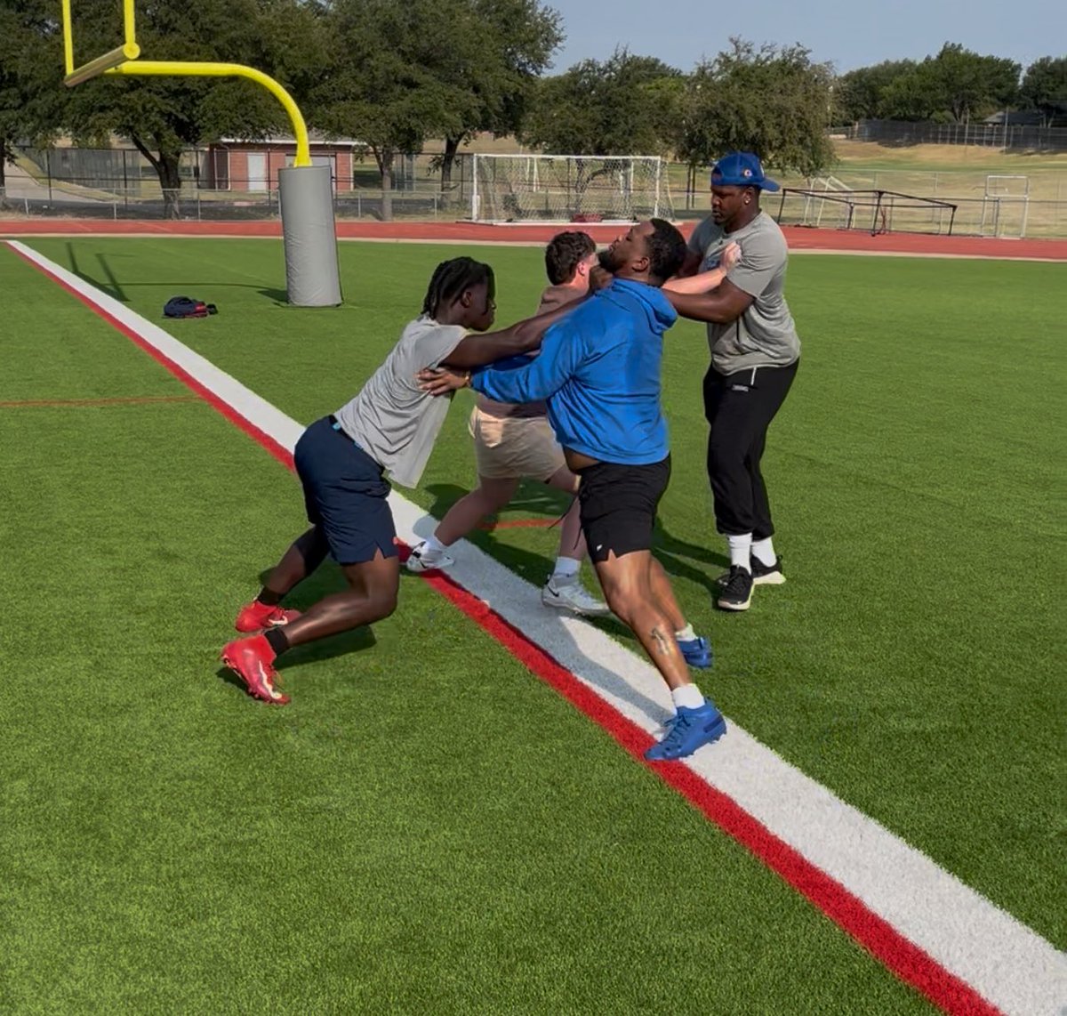 TEPβS QB HUNTING CLUB EST. 2012 (@tep5252) on Twitter photo This is a great pic, this is the body position u want when playing the run. <a href="/LandoB26/">Landon Barnes</a> This is a great pic, this is the body position u want when playing the run. <a href="/LandoB26/">Landon Barnes</a>
