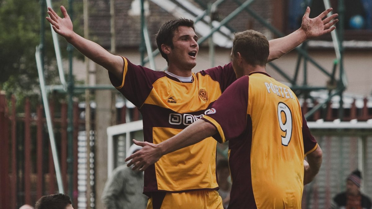 MotherwellFC's tweet photo. 17 years ago today ⏮️

Big John Sutton arrives at Fir Park for his first spell at the club. He would score his first goal just four days later on his debut.

211 games, 79 goals, a real fan-favourite 👏 https://t.co/5ztOfj7S7f