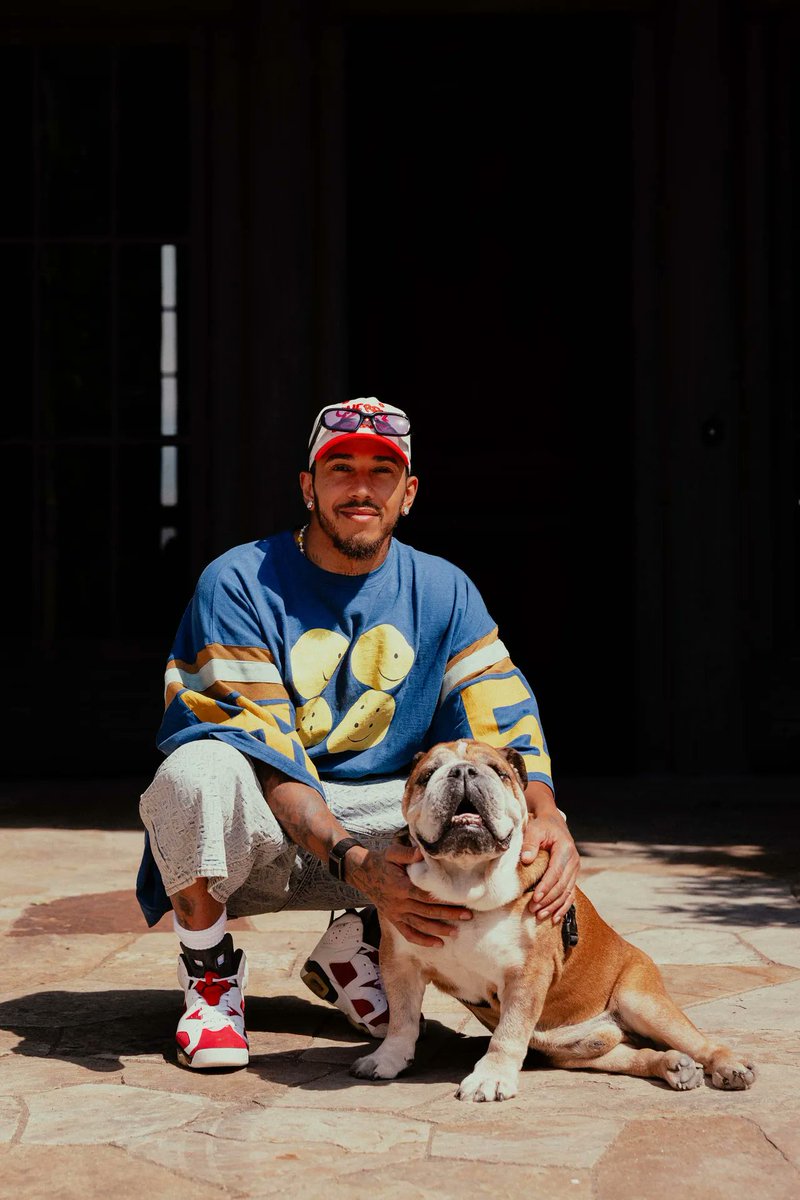 LH44NEWS's tweet photo. Lewis Hamilton diz que dublaria Roscoe em um filme e revela por que usa “S” nas legendas do buldogue.

“Eu faria isso, a menos que eu encontre outra pessoa. Ele tem prognatismo porque é um buldogue. Se você olhar no Instagram dele, verá que eu sempre coloco “S” depois das palavras, porque ele definitivamente tem ceceio. Então, eu teria que encontrar alguém que pudesse fazer ceceio para dar voz ao Roscoe. Até lá, essa pessoa seria eu.”

[Nota do editor: Hamilton imitou o Roscoe ao descrever isso.] 😂
