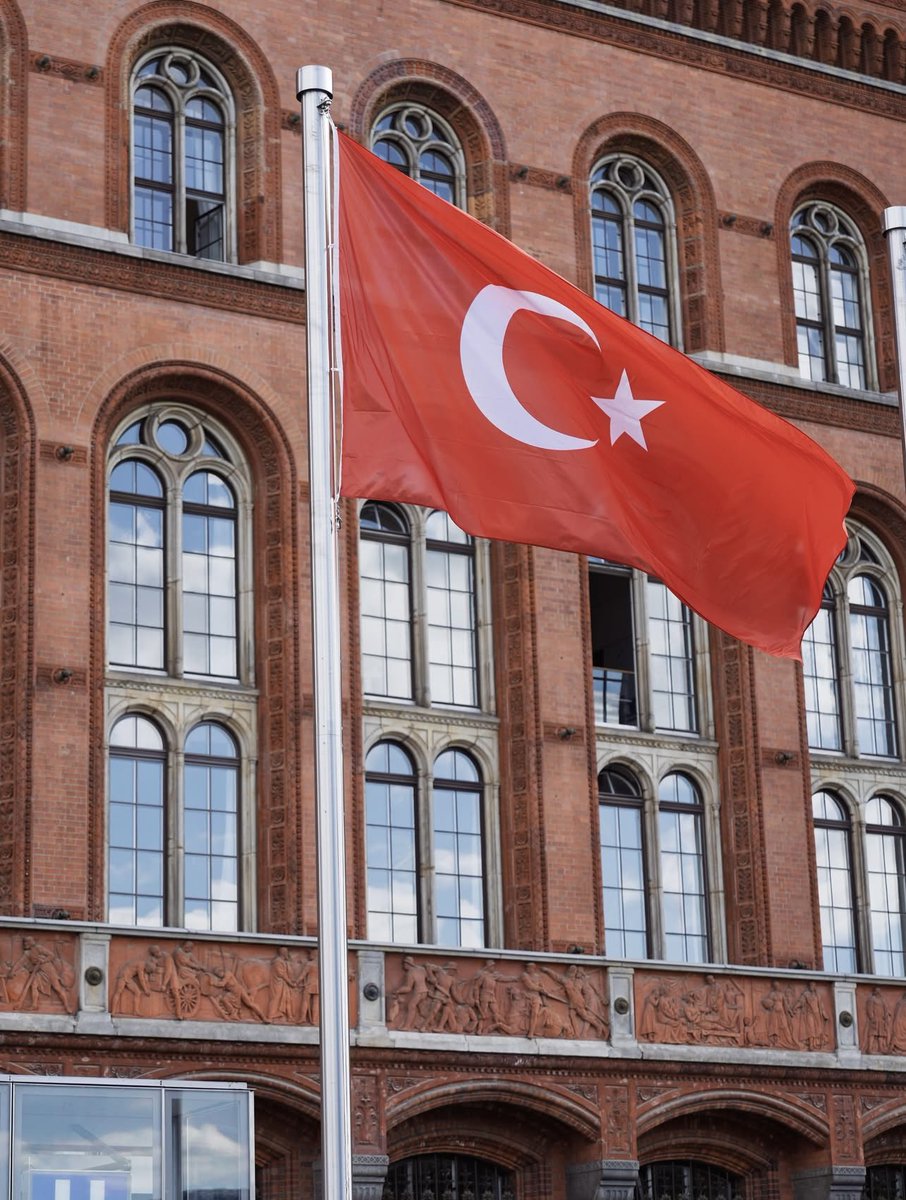 Büyükelçi Gökhan Turan,  Berlin Eyaleti Başbakanı ve Belediye Başkanı Kai Wegner’e nezaket ziyaretinde bulundu. 

Botschafter Gökhan Turan stattete dem Ministerpräsidenten und  Regierenden Bürgermeister von Berlin, Kai Wegner, einen Antrittsbesuch ab.