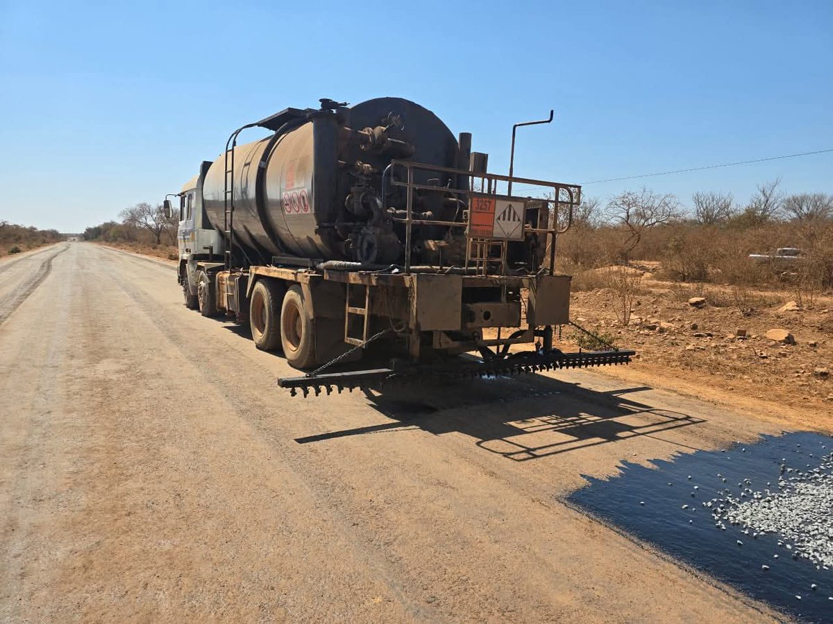 TanakaaGumbo's tweet photo. Progress continues on the Nkayi Road rehabilitation, with 11.5km now completed from Inyathi to the Ingwigwizi Bridge. Part of the stretch is expected to be opened to traffic within the next two weeks.
#Vision2030 #HePromisED #HeDeliverED #EDhuchii https://t.co/l5ggpX1R9A