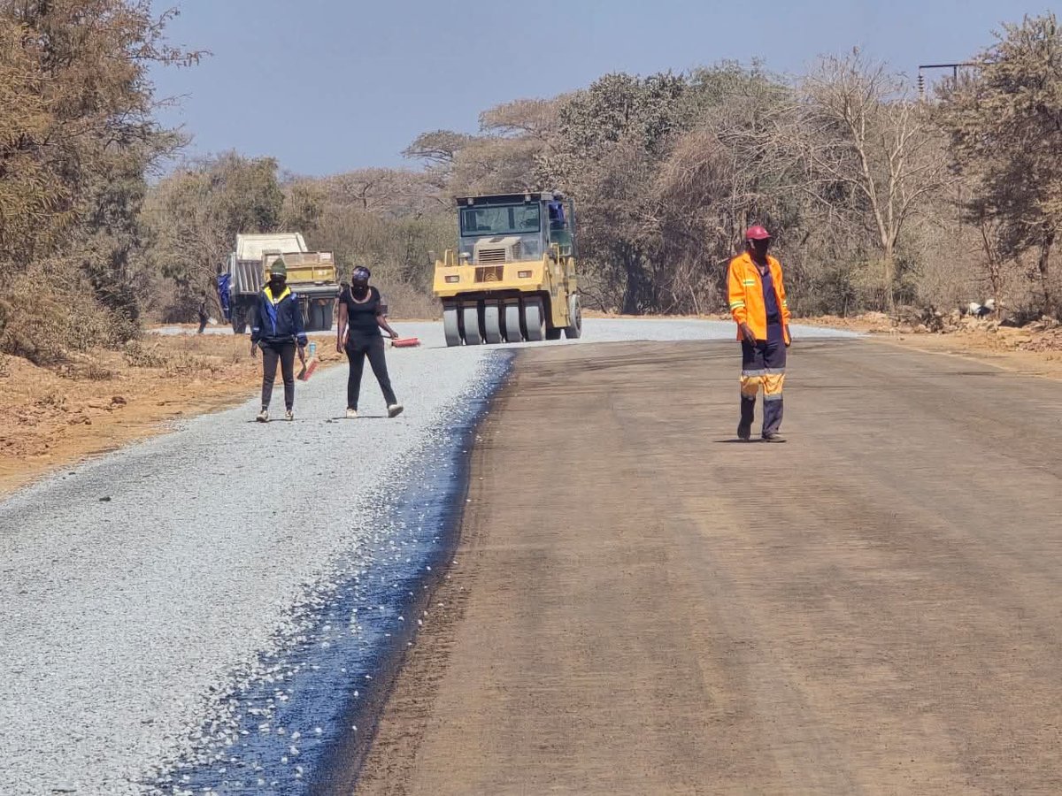 TanakaaGumbo's tweet photo. Progress continues on the Nkayi Road rehabilitation, with 11.5km now completed from Inyathi to the Ingwigwizi Bridge. Part of the stretch is expected to be opened to traffic within the next two weeks.
#Vision2030 #HePromisED #HeDeliverED #EDhuchii https://t.co/l5ggpX1R9A