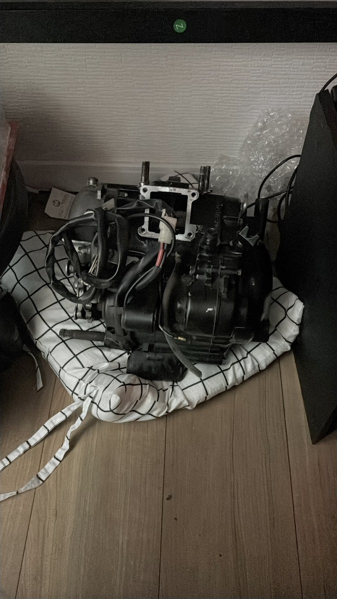 hadrp07's tweet photo. おそらくボアアップする予定のエンジン他に置くとこなくて部屋に置くしかなかった臭いぜ
 #RZ50  #RA01J  #A106E  #2st https://t.co/nYslZ5EFAg