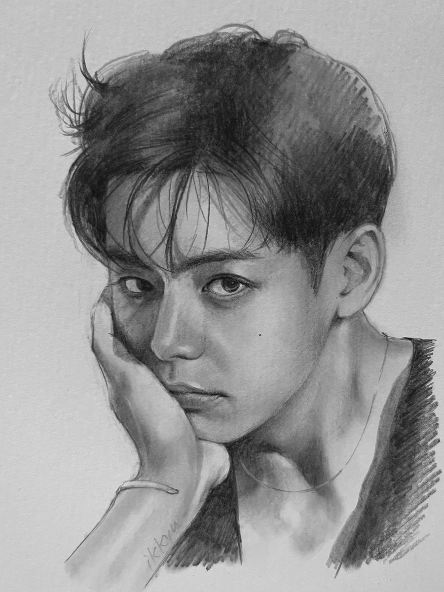 風呂上がりに描いたら
紙がしんなりして鉛筆のらない😓

#KimTaehyun 
#Pencildrawing 
#鉛筆画
#BTSV 
#btsfanart 
#テテ