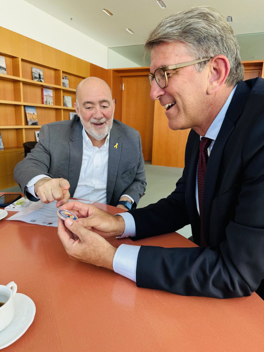 Der #Antisemitismus ist auf dem Vormarsch – leider auch in der Kunst- und Kulturszene.

Umso dankbarer bin ich 🇩🇪 Staatsminister Wolfram Weimer (<a href="/BundesKultur/">BKM Kultur & Medien</a>) für seinen klaren Kurs. Er ist ein wahrer Freund 🇮🇱 Israels, der weiß: Kultur spielt eine entscheidende Rolle, wenn es