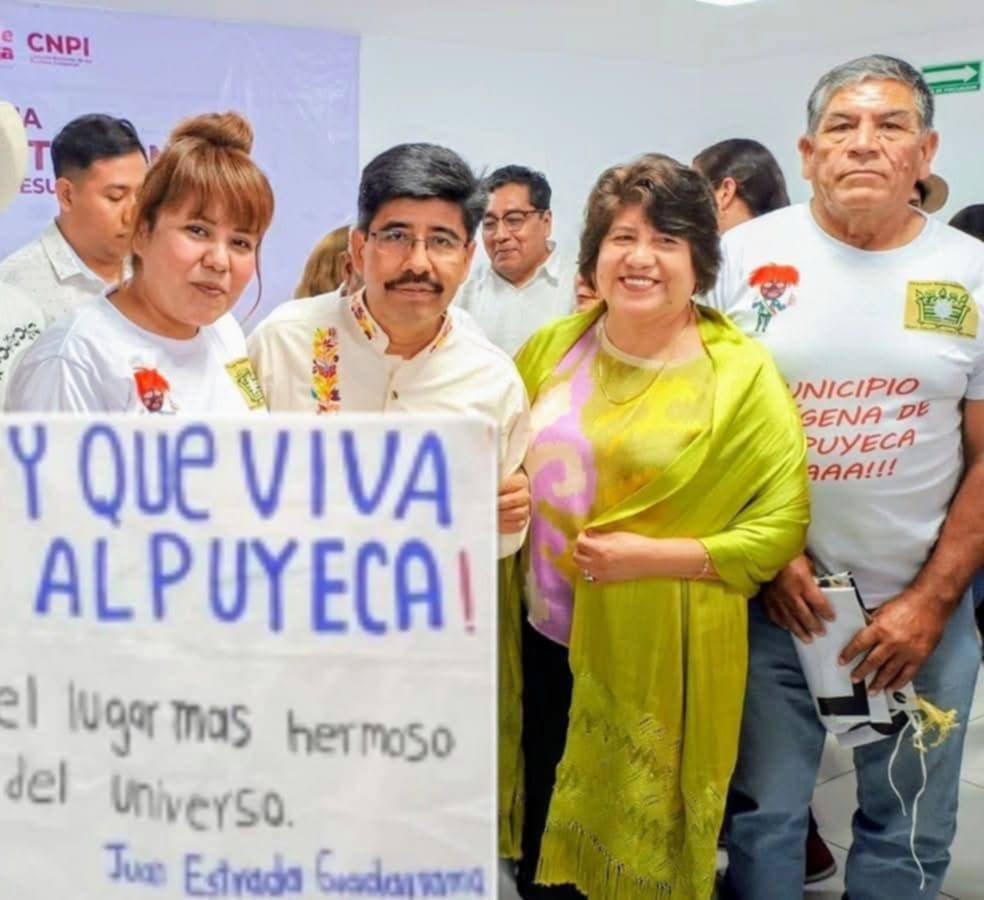 Elena Chávez (@luzelenachavez8) on Twitter photo El presidente de la SCJN, el del régimen morenista, Hugo Aguilar, fue al municipio de Alpuyeca de Morelos, a ofrecer 1500 pesos por persona a cambio de su voto. Les entregó el acordeón que el <a href="/INEMexico/">@INEMexico</a> no reconoce y les prometió hacerlo pueblo indígena cuando no lo es.
De El presidente de la SCJN, el del régimen morenista, Hugo Aguilar, fue al municipio de Alpuyeca de Morelos, a ofrecer 1500 pesos por persona a cambio de su voto. Les entregó el acordeón que el <a href="/INEMexico/">@INEMexico</a> no reconoce y les prometió hacerlo pueblo indígena cuando no lo es.
De