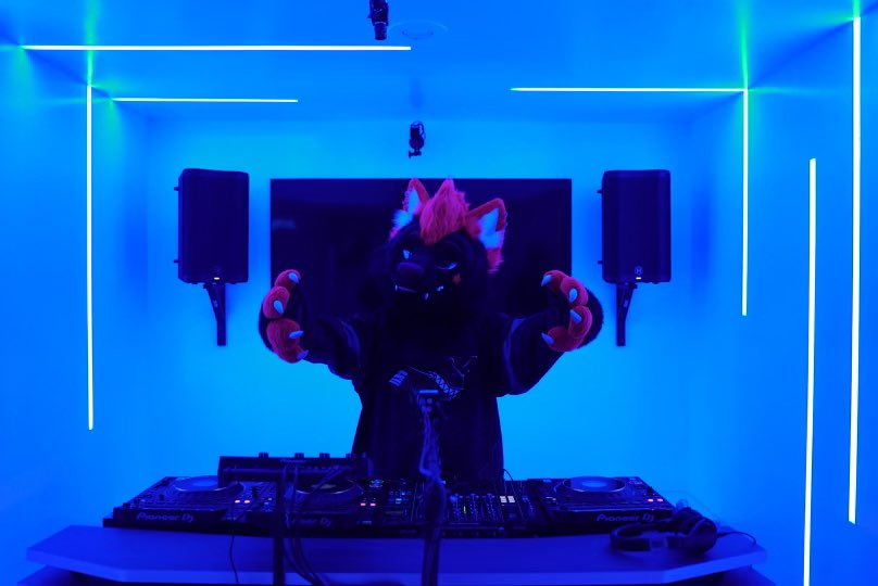 MonsterWusky's tweet photo. This Dawg just keeps the beats going ALL NIGHT ๐๐๐๐ถ๐๐พ #furryfandom #furrydj #fursuiters #wusky ๐ธ @Rehmbeatz18 https://t.co/5ckWmWZfGL
