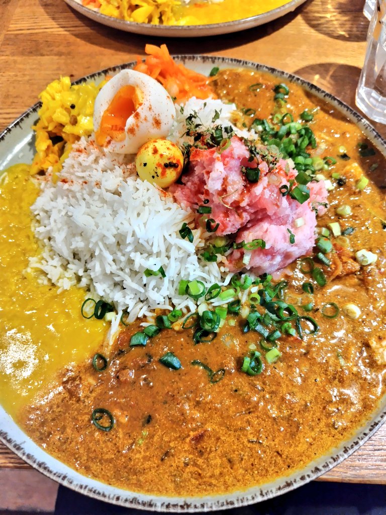 Saboryman_Tokyo's tweet photo. 今日のお昼ごはんは、中野坂上のFIFTYさんでスパイスカレー。
こちらはなんと魚介出汁のカレーにマグロのすき身が乗っております。オーダーするのに少し勇気がいりましたが、食べてびっくり😲予想をはるかに上回る美味しさでした。
#お昼ごはん
#サラメシ
#スパイスカレー
#SpiceCurryFIFTY https://t.co/ETGwZ50blL