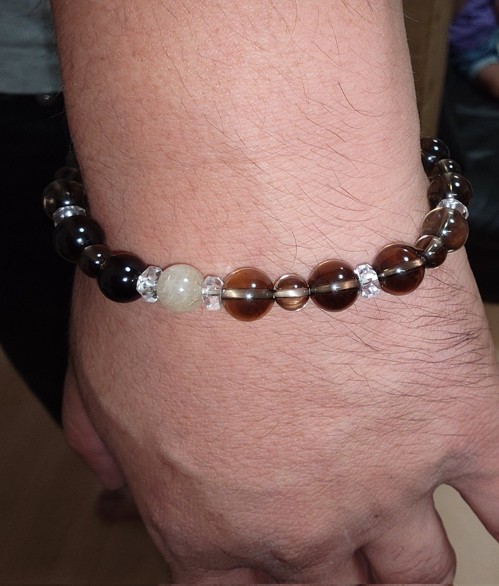 ツイするのかなり遅くなりましたが🫣
げんかつぎさんのロンデルとブレスをりるさん(<a href="/Liru0/">🍎りる🎃⛩️(試験中)</a>)に買ってきて頂きました😭🙏✨
オマケまで沢山つけてくださり有難うございます😇
蛍光バッチリ🤤✨
スモーキーブレスを試しに旦那につけたら、思いの外気に入ったようでそのまま持って行かれました😂