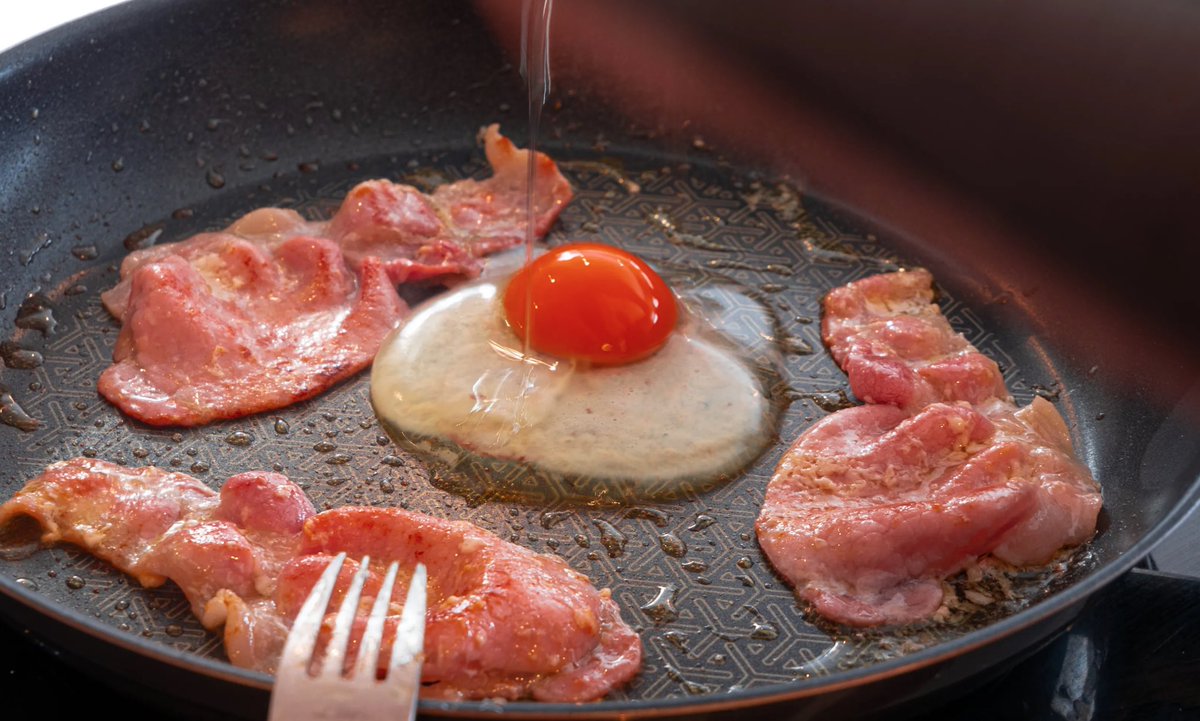 A mouthwatering judged first place entry from Crowd member TonyB in our recent “Junk Food (in colour)” contest, created and judged by MrSpikeStoma. 🏆 👏 

Anyone else craving bacon now? 🥓👀 

photocrowd.com/photo-competit…