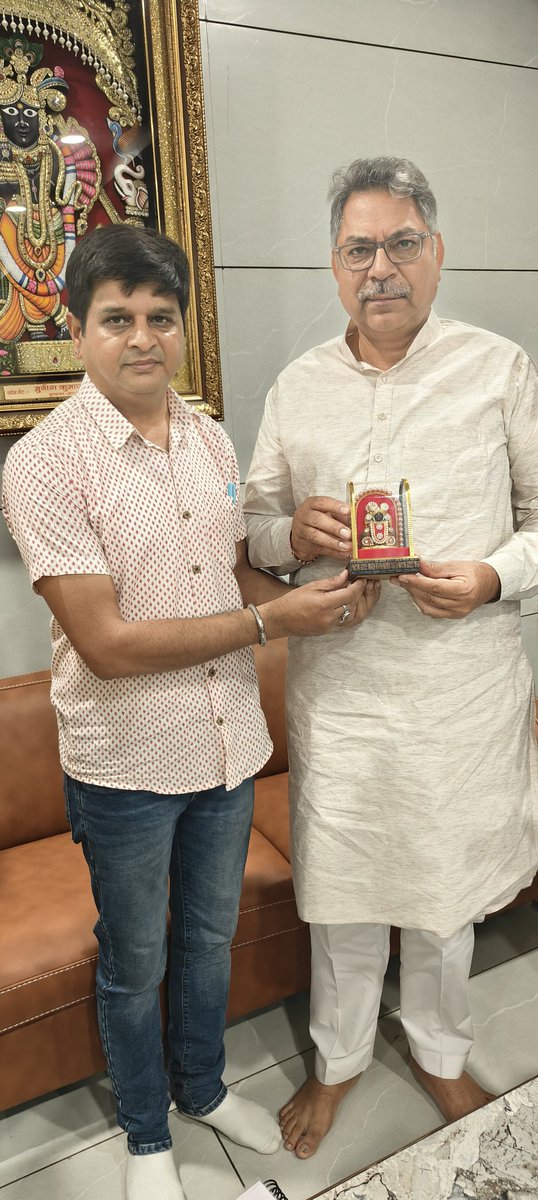 chandradeephada's tweet photo. हरियाणा प्रभारी और राजस्थान क��� पूर्व अध्यक्ष डॉ. सतीश पूनियां जी को श्री द्वारकाधीश जी का विग्रह सहप्रेम भेंट किया। हार्दिक आभार प्रकट करता हूँ। https://t.co/dPOEwfqkRx
