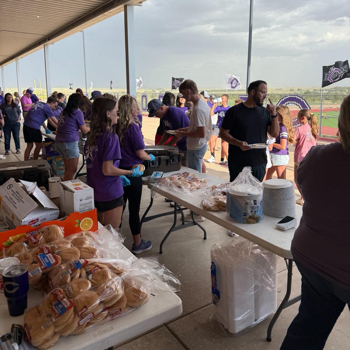 FUBTexas's tweet photo. Big shoutout to our Canyon crew! 🙌 They cooked &amp; served 500 hamburgers at Meet the Eagles last night—all proceeds benefiting the Canyon Eagle Booster Club. 🦅🍔 #TheSpiritOfWestTexas #MeetTheEagles https://t.co/BV32sNSPOR