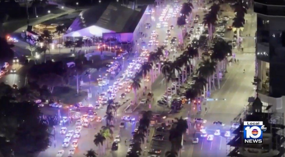FloridaGirl 🍊 (@eyesontheplan) on Twitter photo <a href="/dom_lucre/">Dom Lucre | Breaker of Narratives</a> There has never, ever, been a police response like this one at the 'Miami Mall' (Bayside) in January 2024. We never got a real answer. Laugh all you want, this was not just a response to some kids acting up. <a href="/dom_lucre/">Dom Lucre | Breaker of Narratives</a> There has never, ever, been a police response like this one at the 'Miami Mall' (Bayside) in January 2024. We never got a real answer. Laugh all you want, this was not just a response to some kids acting up.