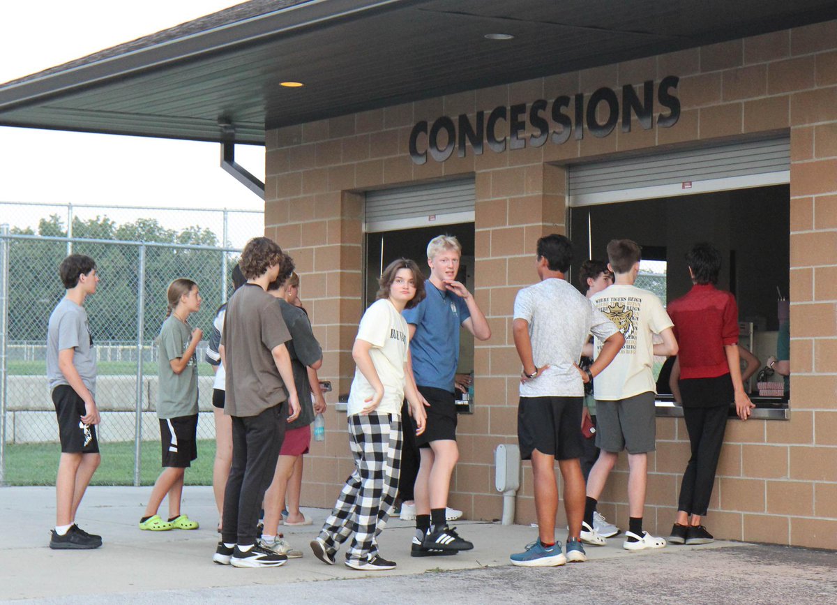 BVHSPTO's tweet photo. Fantastic to see all these smiling faces at Movie Night! We 🖤💛 our Tigers! 🐅 https://t.co/NnVFh2Mu0t