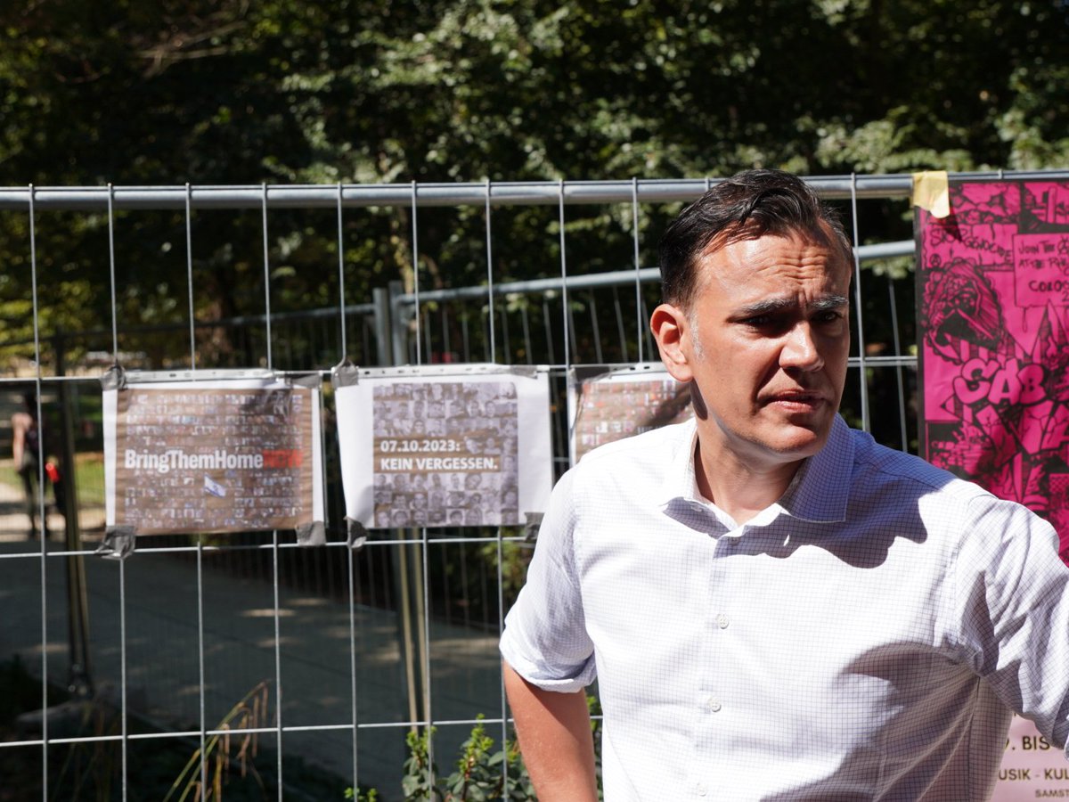 stefan_naas_fdp's tweet photo. Der Grüneburgpark wird von einem Aktivisten-Camp belagert. Auf ihrer Website haben sie Alle zum offenen Diskurs eingeladen. Also haben @nritter_fdp &amp; ich das Angebot angenommen. Vor einigen Tagen waren dort Bilder der Hamas-Geiseln abgerissen, wir wollten sie wieder Aufhängen. https://t.co/SNlc23Bzoh