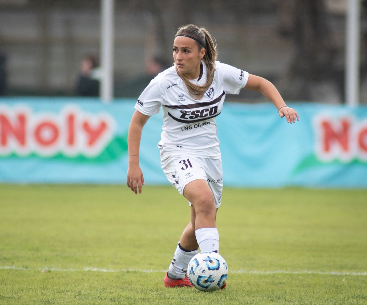 ⚽️Lucía Rosales hizo su debut con la primera división en el partido ante SAT.

🙌🏻La jugadora de 18 años, arribo a Platense en el año 2021 e hizo las divisiones juveniles a partir de Sub16.

¡Felicitaciones, Lu! Orgullo Calamar🦑👏🏻

#SiemprePlatense🤎
