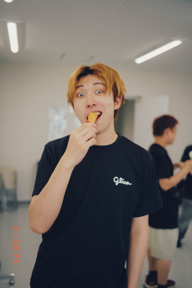 🎂HAPPY BIRTHDAY!!🎉

本日8月20日"バニラの日"は

ギタリスト柳沢進太郎の誕生日！！

おめでとう！！！🎊