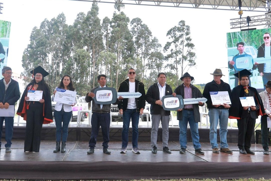 🇪🇨🌱 Bajo el liderazgo del presidente <a href="/DanielNoboaOk/">Daniel Noboa Azin</a>, trabajamos cada día junto a nuestros productores y ganaderos para fortalecer la producción nacional con capacitación, innovación y acompañamiento técnico.
👨‍🌾 Hoy, el país crece con trabajo, esfuerzo y corazón.
#ElNuevoEcuador