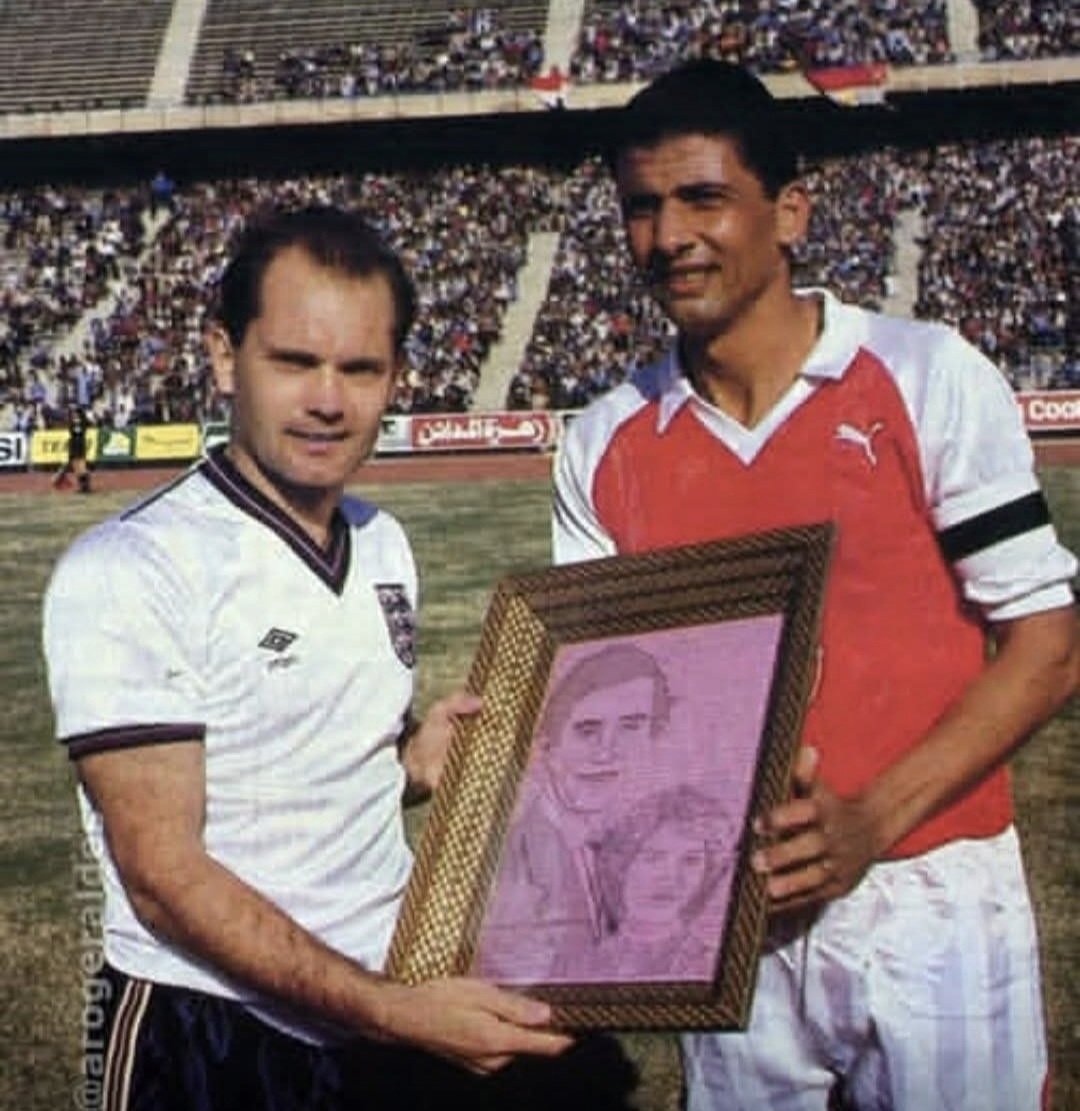 'What the fuck am I going to do with this?'

In lieu of a pendant, Egyptian 🇪🇬 captain offers Ray Wilkins 🏴󠁧󠁢󠁥󠁮󠁧󠁿 a hand-drawn, framed picture of Prince Charles and Princess Diana.