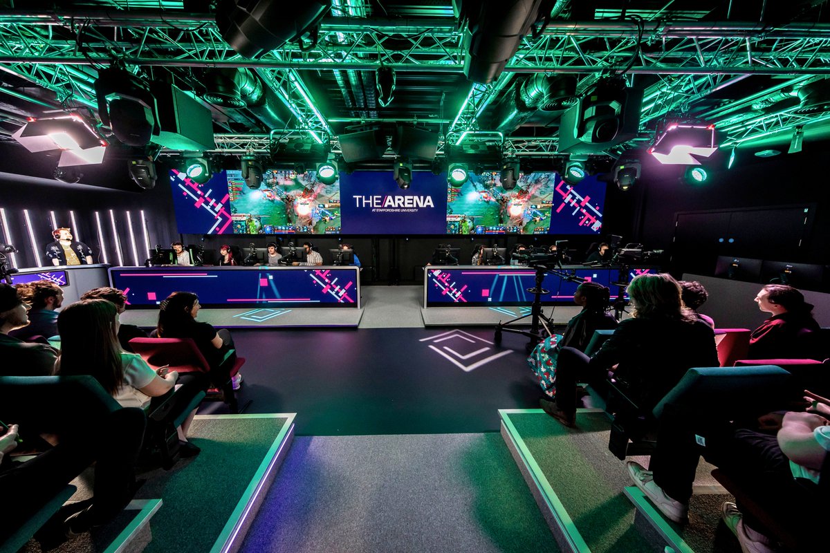 LeyardEurope's tweet image. Designed by @DigitalGarageTV, Leyard LED walls power @UniofStaffs&apos; new eSports arena! 🎮 A massive 20m #LEDwall on stage + two gallery LED walls used as control rooms for live streaming &amp;amp; replays. Immersive tech for future-ready grads!
👉 Full story: leyardeurope.eu/en/case-studie…